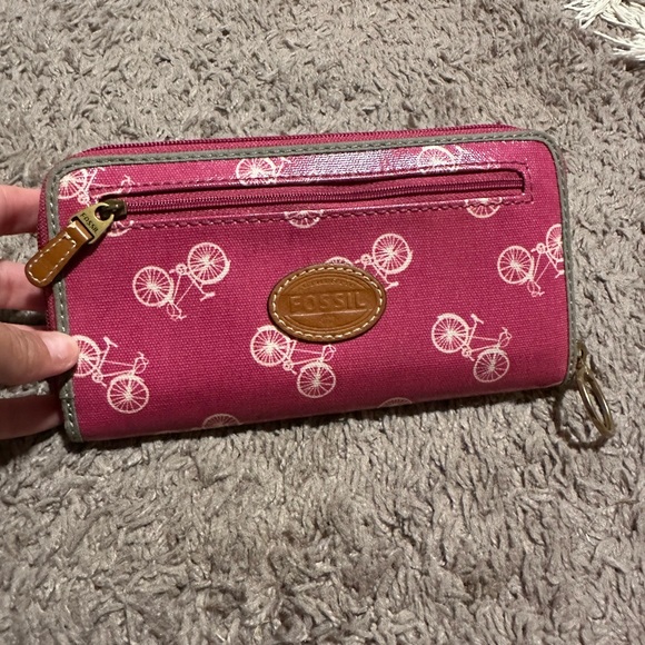 Fossil full size pink wallet with bicycle pattern 
Good used condition 
Full zip - Picture 5 of 5